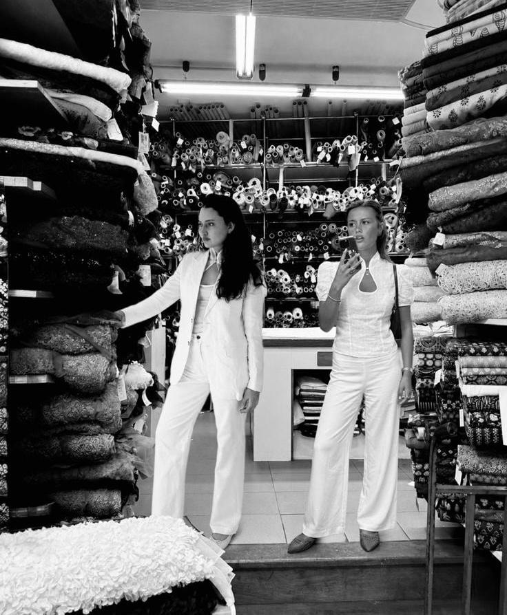Choosing cloth among the rolls of a fabric warehouse